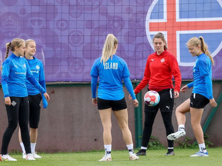 Amanda Andradóttir hér lengst til hægri að leika listir sínar á æfingu.