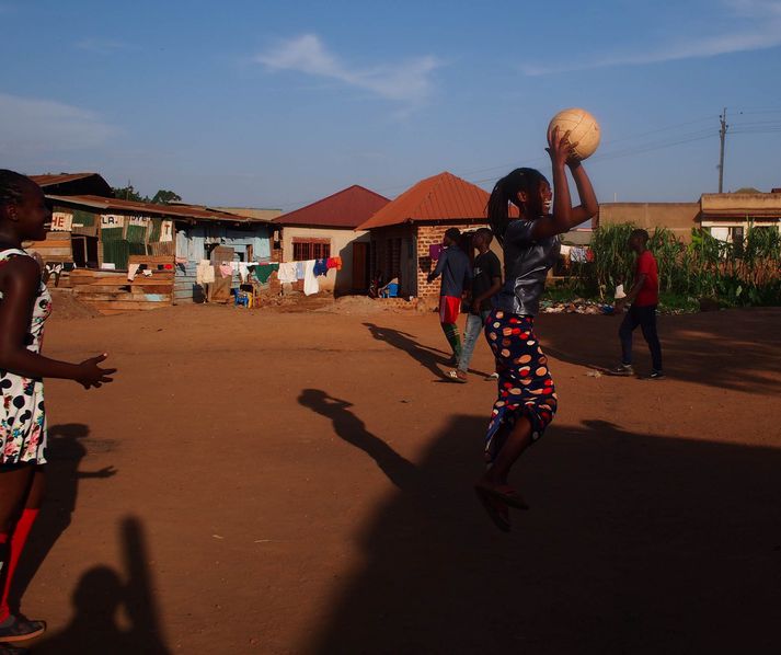 Ungmenni í fátækrahverfum Kampala eru meðal þeirra sem njóta styrkja gegnum íslensk félagasamtök.