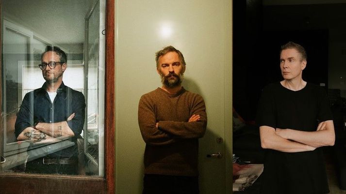 Meðlimir Sigur Rósar, Georg Hólm, Kjartan Sveinsson og Jónsi, með krosslagðar hendur.