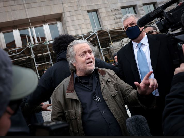 Steve Bannon ávarpaði fjölmiðla fyrir fram lögreglustöð í Washington.