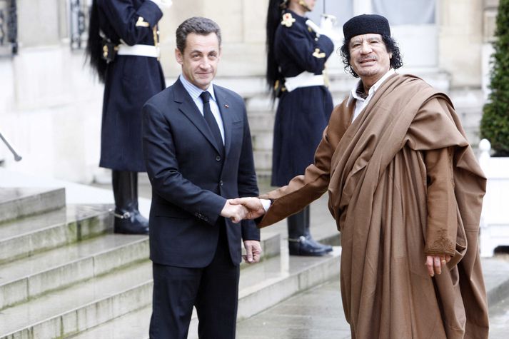 Nicolas Sarkozy, þáverandi forseti Frakklands, og Muammar Gaddafi, þáverandi einræðisherra í Líbíu, í París árið 2007.