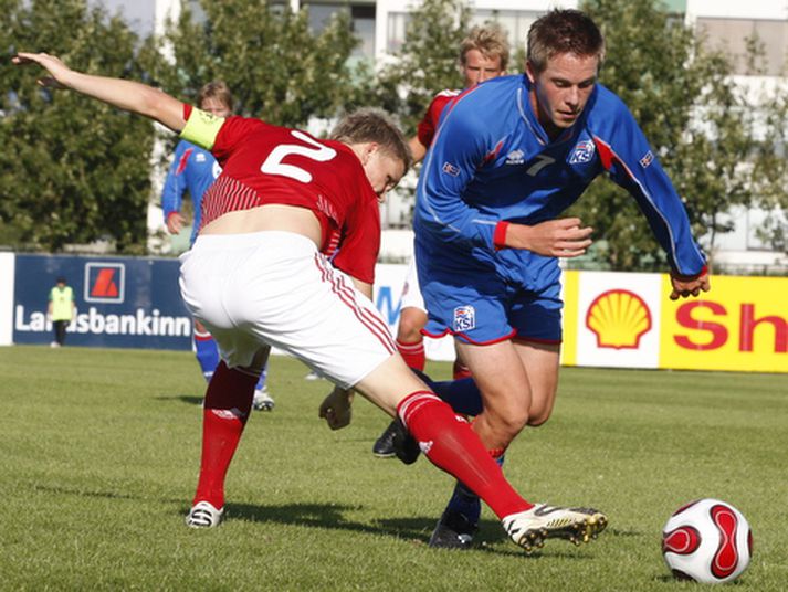 Gylfi Már Sigurðsson leikur hér á Dana í 21 árs landsleik.