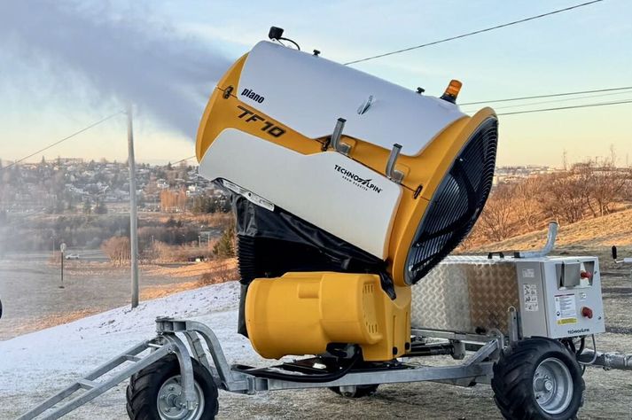 Snjóframleiðsluvélin sem hefur búið til snjó í Ártúnsbrekku frá því fyrir helgi. 