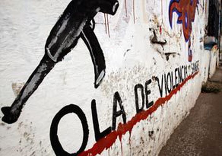 Lögreglumennirnir voru myrtir skammt frá þessari veggmynd. Á henni segir: "Alda ofbeldis og blóðs".