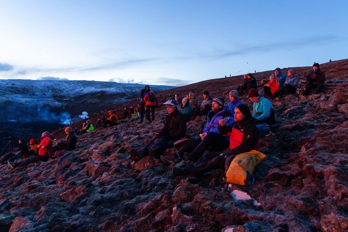 Bílastæði við gosstöðvarnar fylltust í gær og umferð var stýrt inn á svæðið. Notast verður við sama fyrirkomulag í dag.