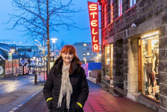 Edda Hauksdóttir verslunarstjóri Stellu í Bankastræti 3. Stella var stofnuð árið 1942 af föður Eddu. Í dag eru eigendur Stellu og Bankastrætis 3 Edda og bræður hennar: Sverrir, Egill og Herbert Haukssynir.