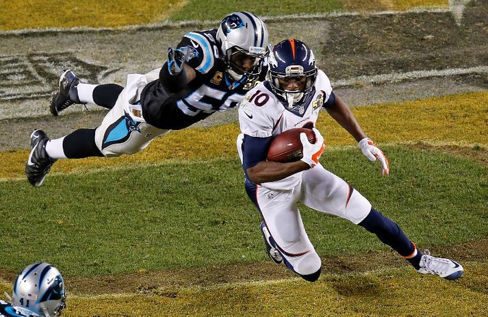 Davis er hér á flugi í Super Bowl og við það að berja á Emmanuel Sanders með brotna handleggnum.