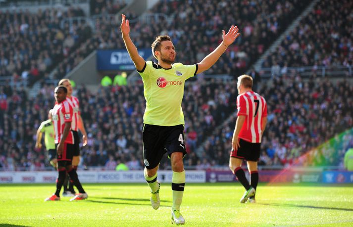 Yohan Cabaye fagnar marki sínu á Ljósvangi í dag.