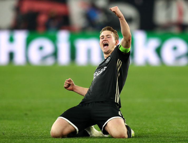 De Ligt fagnar marki sínu gegn Juventus í gær.