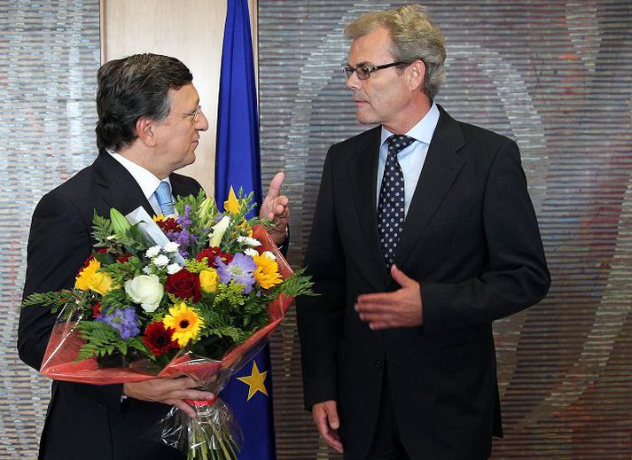 Jose Manuel Barroso og Atle Leikvoll Forseti framkvæmdastjórnar ESB tekur við blómvendi frá sendiherra Noregs í Belgíu.nordicphotos/AFP
