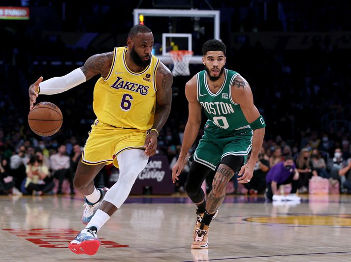 LeBron James minnti enn og aftur á sig í sigri Los Angeles Lakers á Boston Celtics í nótt.