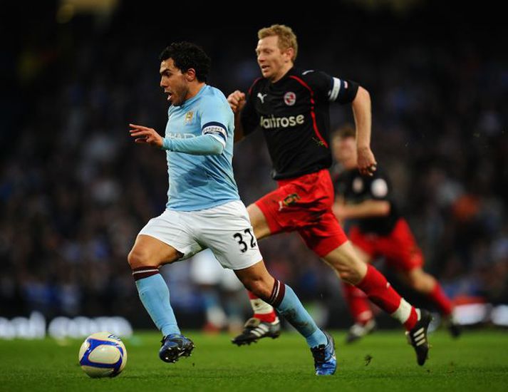 Brynjar Björn í kapphlaupi við Carlos Tevez í bikarleik gegn Manchester City.