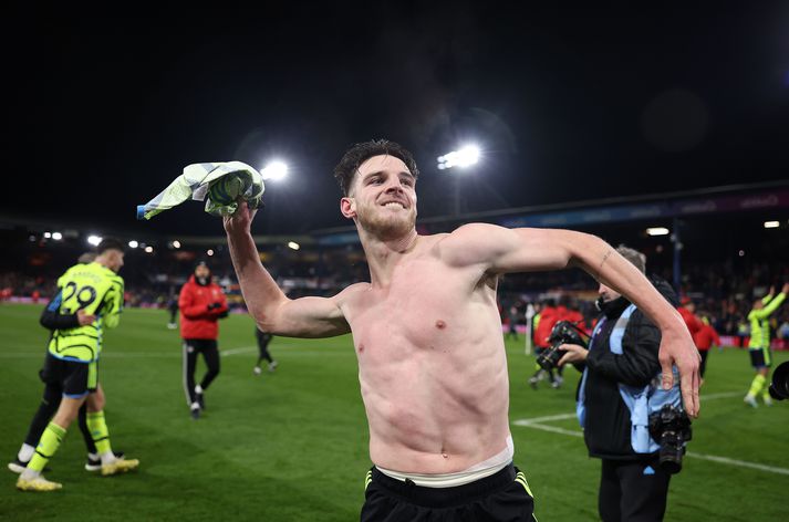 Declan Rice kastar treyju sinni upp í stúku eftir dramatískan sigur Arsenal á Luton Town á þriðjudaginn.