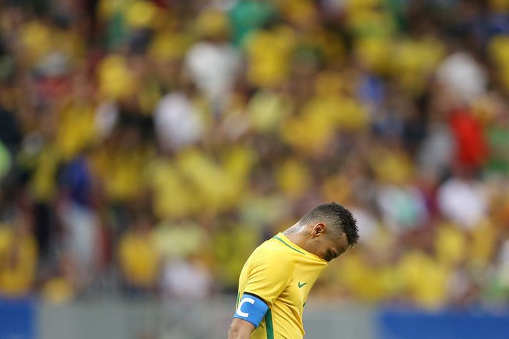 Neymar var súr og svekktur í leiknum gegn Írak í nótt.