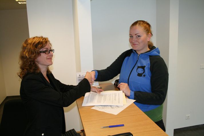 Kamilla Guðmundsdóttir, leigjandi, gerir fyrsta leigusamninginn við Hrafnhildi Valdimarsdóttur, verkefnisstjóra hjá Keili.