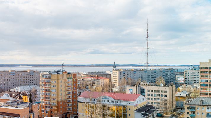 Frá borginni Arkhangelsk í norðanverðu Rússlandi þar sem hitinn hefur verið meira en tvöfalt hærri en hann fer venjulega mest í á þessum árstíma.