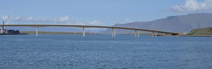 Sundabrú séð úr Elliðavogi. Hún yrði lengsta brú Íslands, nærri 1,2 kílómetra löng. Hér er hún sýnd sem hábrú.