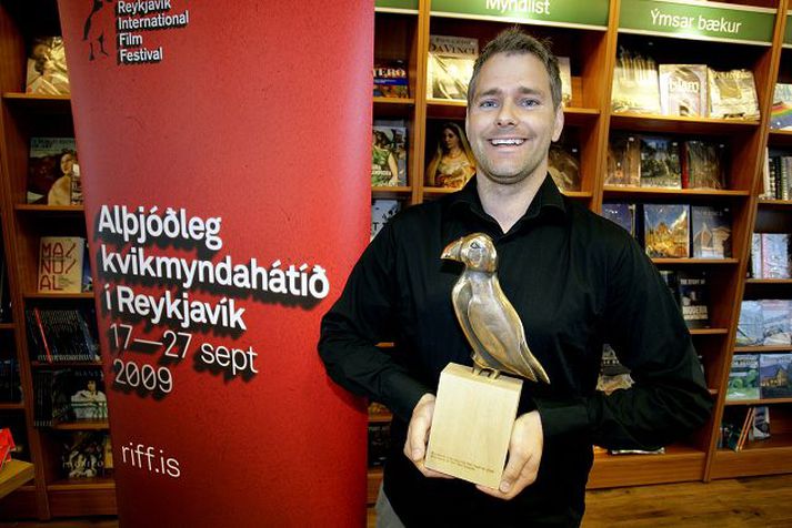 stefán pétur sólveigarson Hönnuðurinn Stefán Pétur heldur á æðstu verðlaunum hátíðarinnar, Gyllta lundanum.