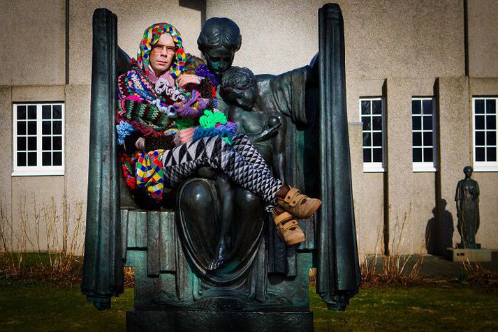 Þorsteinn Blær, förðunarfræðingur og stílisti, vakti athygli ljósmyndara Fashionista.com með litríkum klæðaburði sínum.