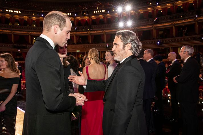 Vilhjálmur Bretaprins og Joaquin Phoenix ræða hér saman á BAFTA-verðlaunahátíðinni í gærkvöldi.