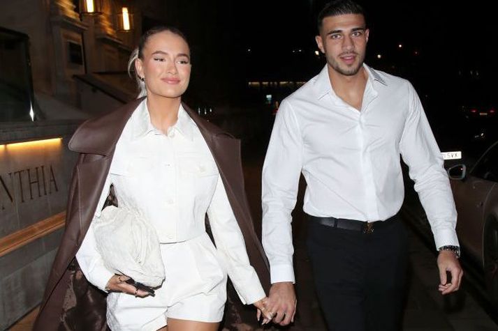 Molly-Mae Hague og Tommy Fury kynntust í raunveruleikaþættinum Love Island og eru nú búin að trúlofa sig.