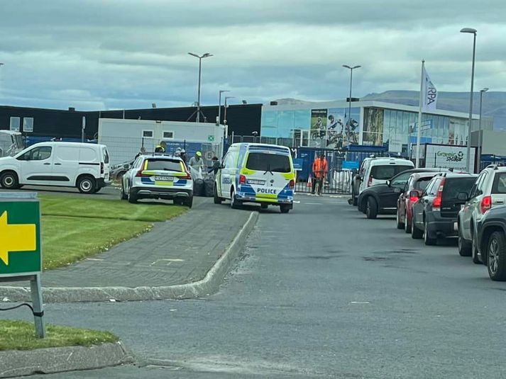 Þónokkuð löng röð bíla myndaðist við inngang stöðvarinnar en fresta þurfti opnun hennar vegna málsins.
