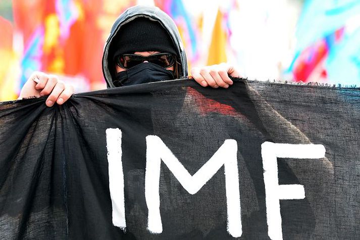 Umdeilt Alþjóðagjaldeyrissjóðurinn (AGS/IMF) á sér marga andstæðinga og þessi var mættur á ársfund sjóðsins í Tyrklandi í upphafi vikunnar til að láta andstöðu sína í ljós.nordicphotos/AFP