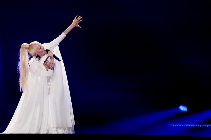 Svala Björgvinsdóttir á sviðinu í Eurovision.