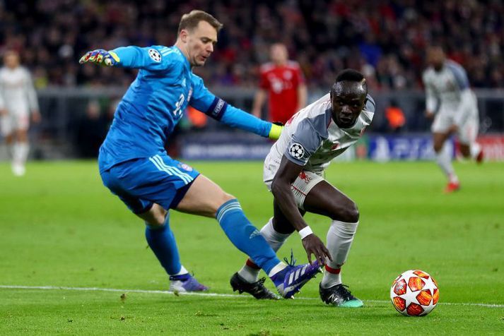 Manuel Neuer nær ekki að stoppa Sadio Mane hjá Liverpool í sigri Liverpool á Bayern í fyrra.