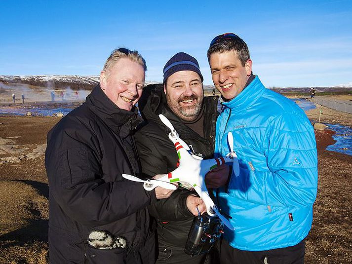 Arthúr Björgvin, fréttamaðurinn Björn Alexander og myndatökumaðurinn Dirk Schwarz með flugvélina.