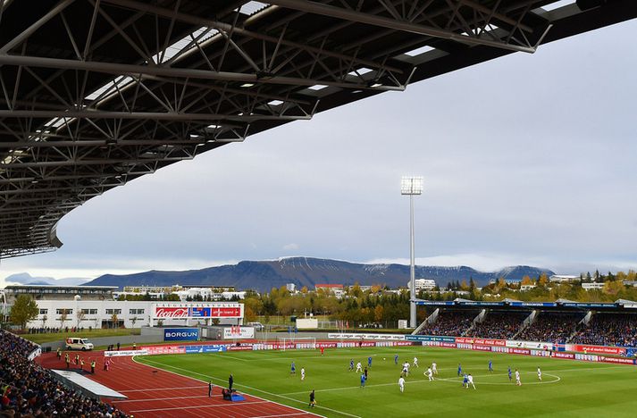 Fótboltaleikur á Laugardalsvelli.