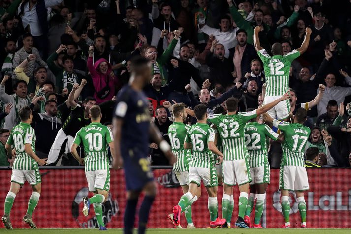 Spænski boltinn hefst á ný í kvöld með grannaslag Real Betis og Sevilla.