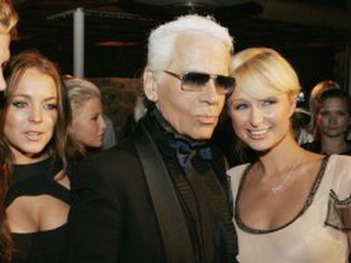 Lindsay Lohan, tískuhönnuðurinn Karl Lagerfeld og Paris Hilton pósa