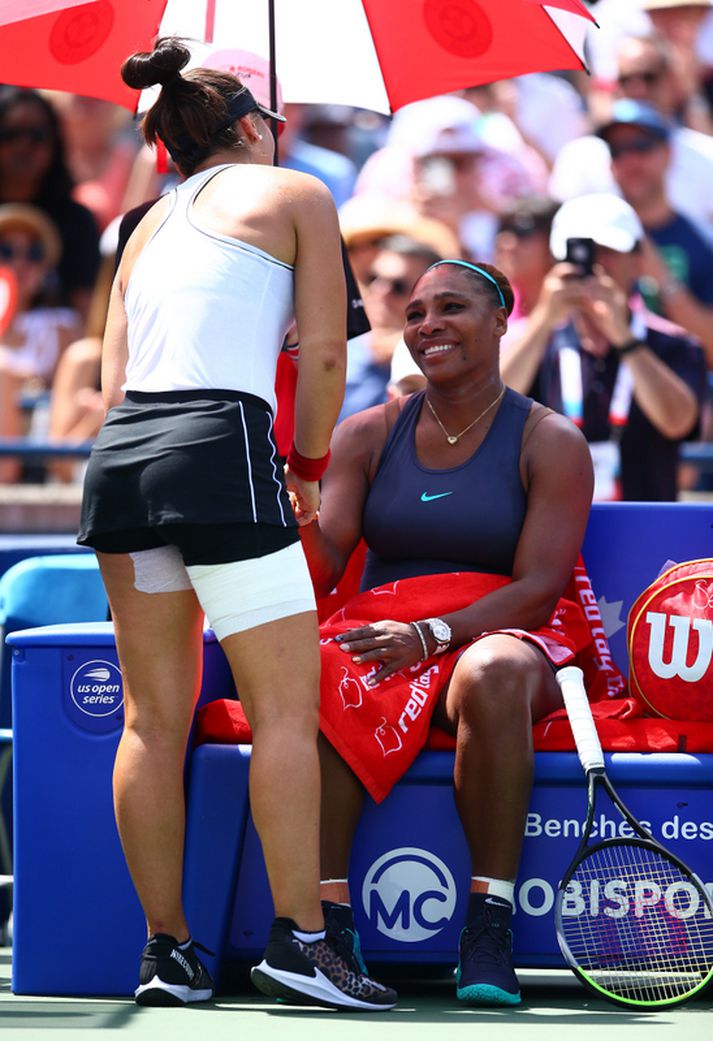 Bianca Andreescu talar við Serenu Williams.