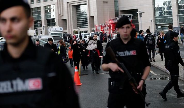 Stjórnvöld reyna að koma í veg fyrir dreifingu myndefnis af gíslatökunni í síðustu viku.