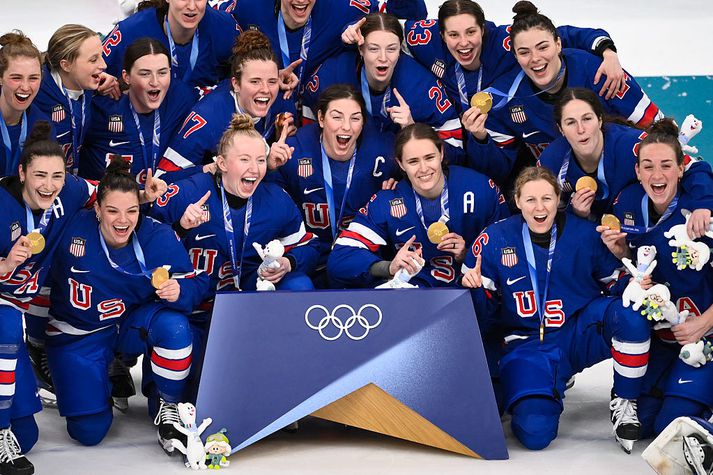 Bandaríkin fögnuðu vel eftir sigur gegn Kanada í framlengdum úrslitaleik síðasta fimmtudag, í íshokkí kvenna.