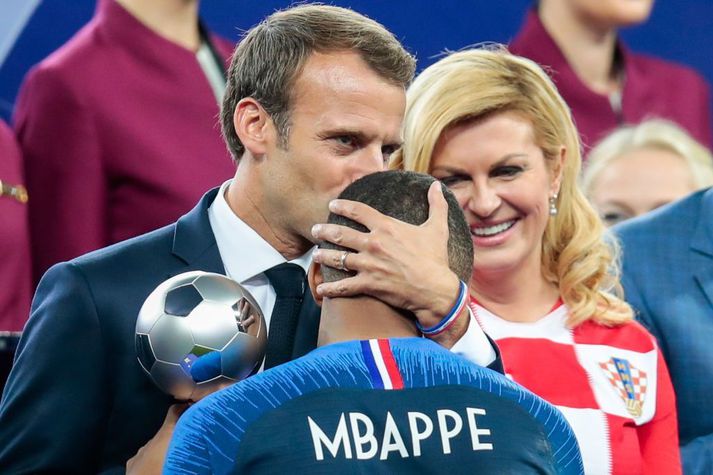 Macron kyssir Mbappé eftir að Frakkar tryggðu sér heimsmeistaratitilinn árið 2018.