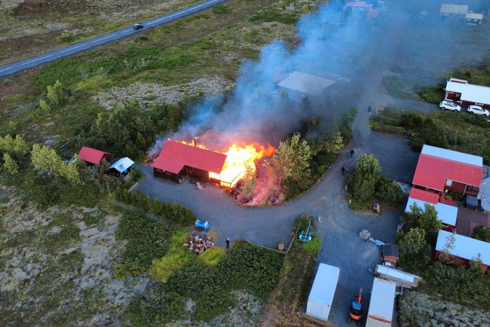 Slökkvilið er nú komið á vettvang og vinnur að því að hefta útbreiðslu eldsins.