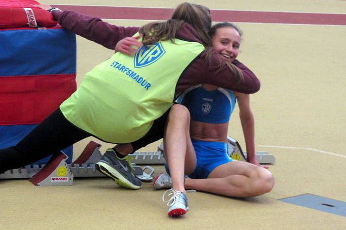 Aníta Hinriksdóttir og félagar í ÍR lyftu bikar í dag.