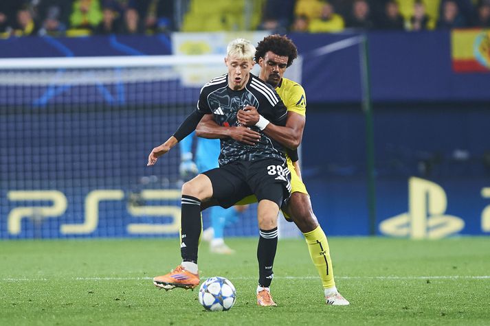 Viktor Bjarki í baráttunni gegn Villarreal í kvöld. Þetta er líklegast eina leiðin til að stöðva Íslendinginn knáa, taka bara vel utan um hann.