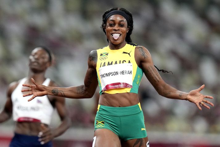 Elaine Thompson-Herah fagnar sigri sínum í dag.