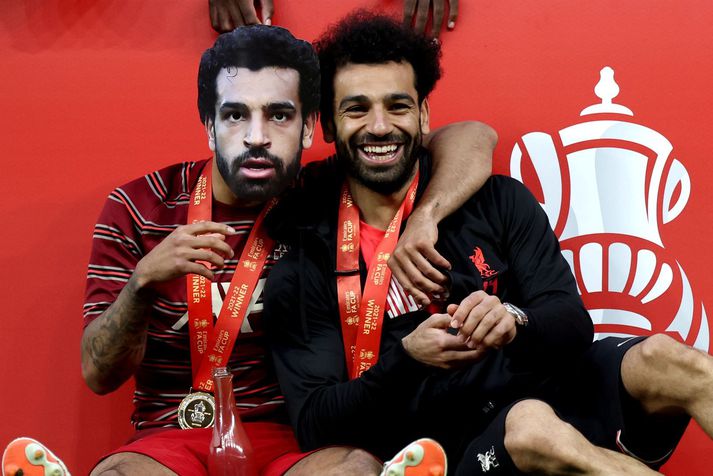 Mohamed Salah fagnar eftir bikarúrslitaleikinn með Thiago sem er með Salah grímu sem gekk á milli manna í fögnuðinum.
