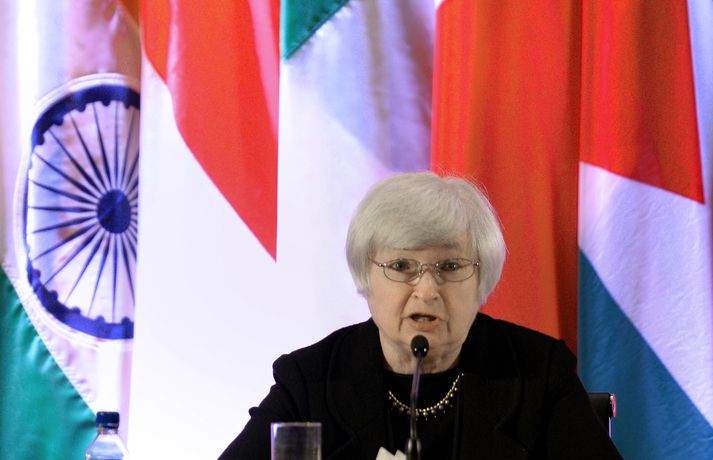 Yellen, sem er 67 ára og hefur setið sem aðstoðarseðlabankastjóri frá árinu 2010, verður fyrst kvenna til að gegna stöðu seðlabankastjóra í hundrað ára sögu bankans.