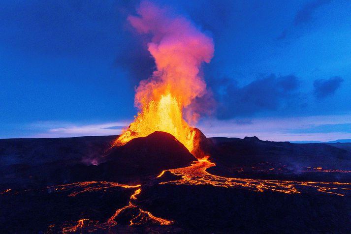 Eldgosið í Fagradalsfjalli hefur staðið yfir í rúma tvo mánuði og er farið að gera sig líklegt til að leita niður úr fjallinu og út í sjó yfir Suðurstrandarveg. Spurningin er hve langan tíma það tekur hraunið að fylla Nátthaga.