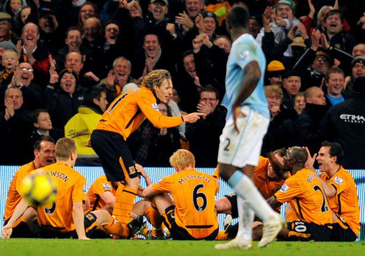 Jimmy Bullard lætur liðsfélagana „heyra það“ eftir markið í dag.