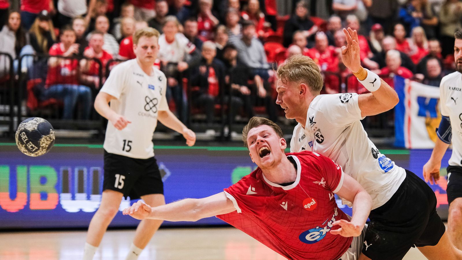 Valur - FH | Bikarinn fer á loft