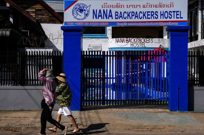 Grunur leikur á að metanóli hafi verið blandað í drykki sumra fyrri fórnarlamba á Nana Backpacker Hostel í borginni Vang Vieng.