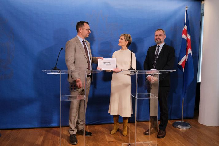 Forsætisráðherra, fjármálaráðherra og formaður hagræðingarhóps ríkisstjórnarinnar kynnti tillögurnar á blaðamanafundi í mars 2025.