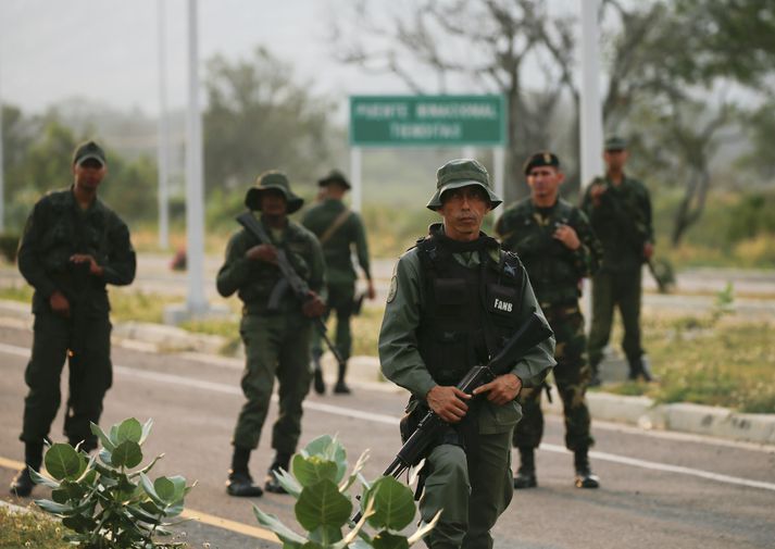 Bandaríkjastjórn hefur átt í viðræðum við hermenn venesúelska hersins til að fá þá til að snúast gegn Nicolas Maduro, forseta landsins.