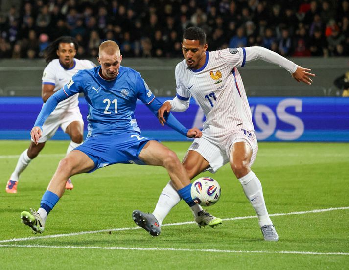 Daníel Tristan Guðjohnsen í baráttu við William Saliba, leikmann Arsenal.